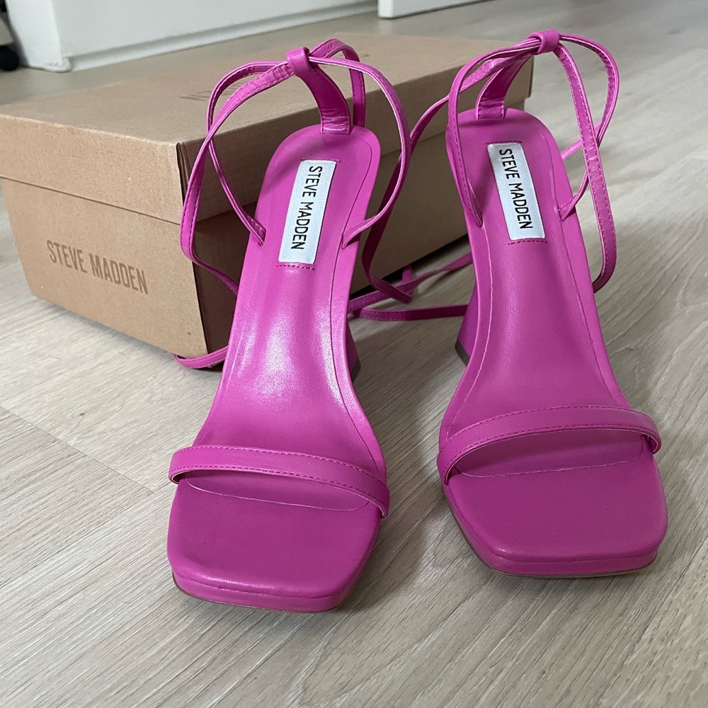 Steve Madden Women's Lafayette Heeled Sandal. Brand new worn them once!